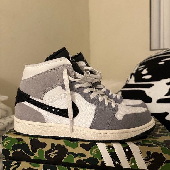 - Air Jordan 1 Mid SE - Picture 1 of 4